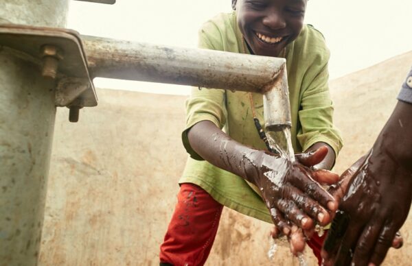 Brunnen in Karamoja_1 Der Brunnen versorgt jung und alt
